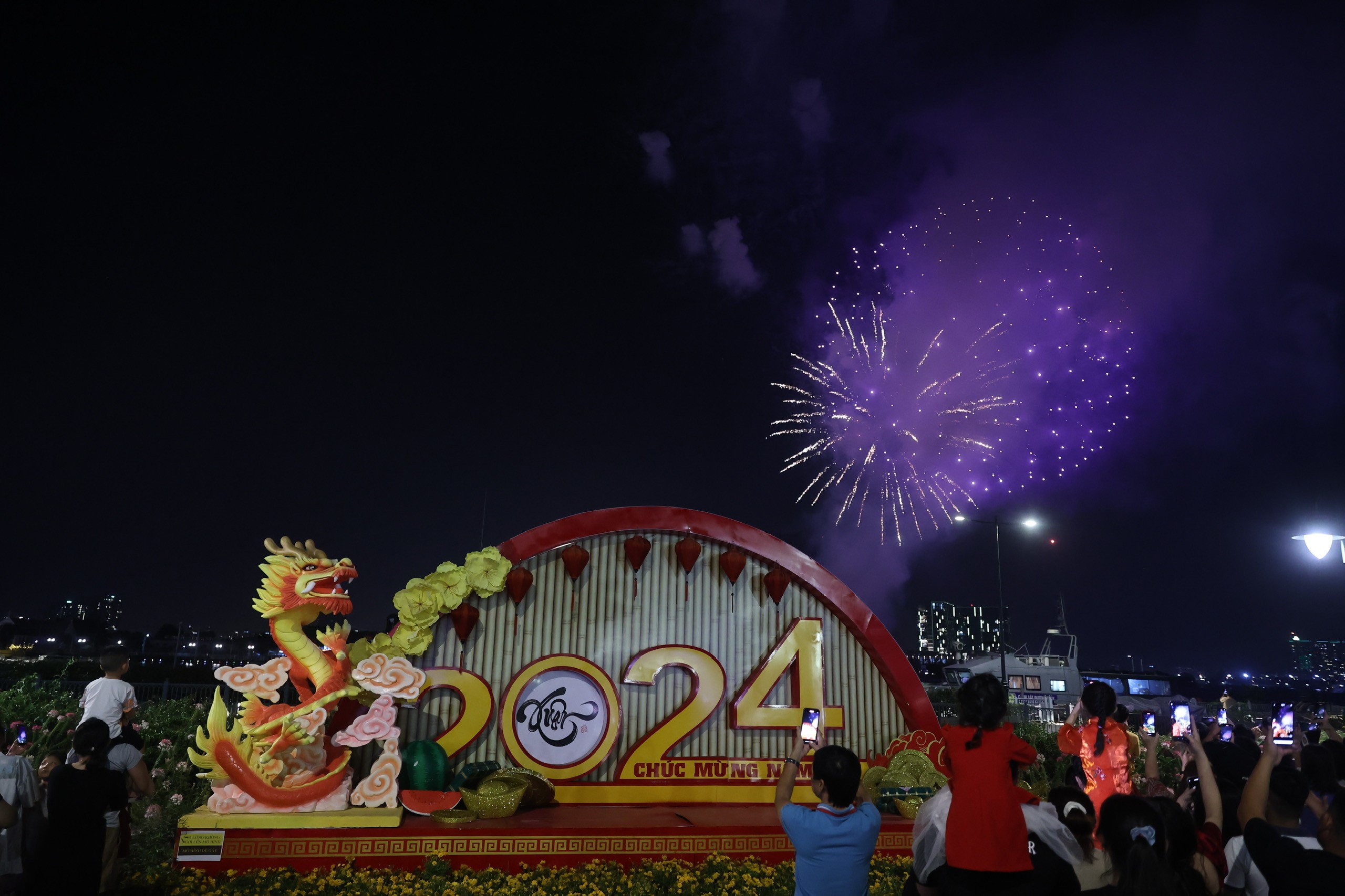 Pháo hoa rực sáng, lung linh trên bầu trời, chào năm mới Giáp Thìn 2024 - 19