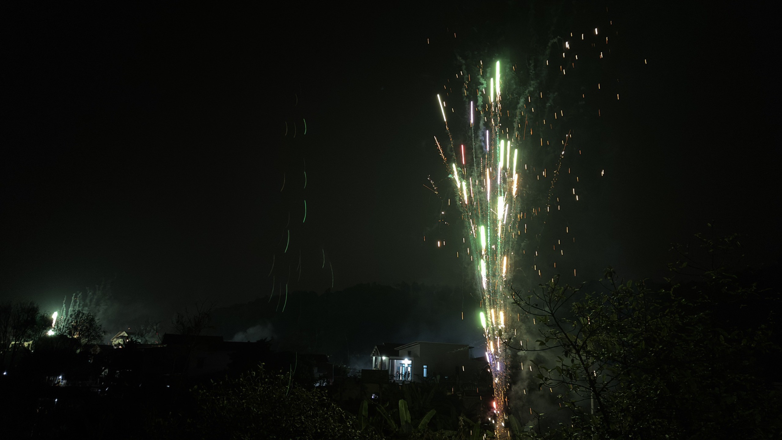 Pháo hoa rực sáng, lung linh trên bầu trời, chào năm mới Giáp Thìn 2024 - 34