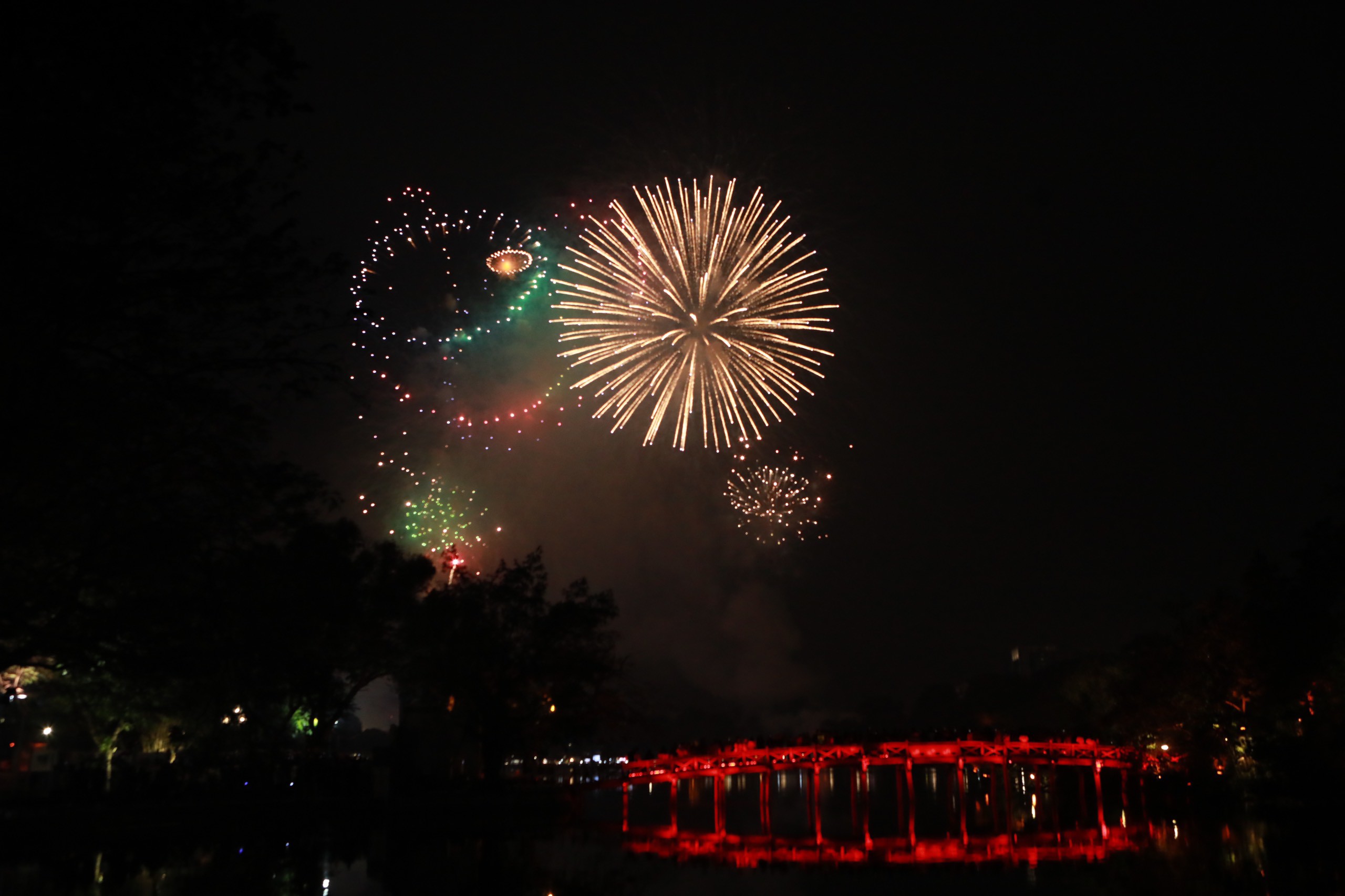 Pháo hoa rực sáng, lung linh trên bầu trời, chào năm mới Giáp Thìn 2024 - 1