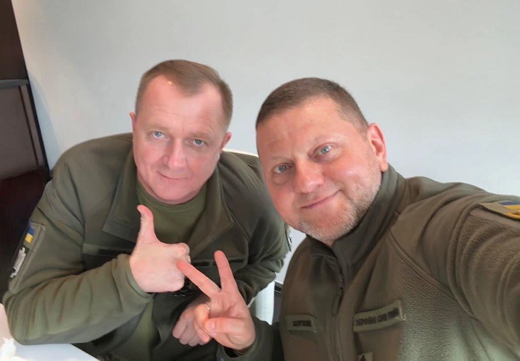 Bức ảnh đại tướng Valery Zaluzhny (phải) chụp cùng tướng Serhiy Shaptala trước khi cả hai bị sa thải.