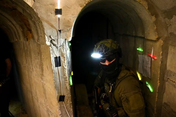 Binh sĩ Israel đi vào đường hầm được cho là của Hamas bên dưới trụ sở cơ quan cứu trợ của Liên Hợp Quốc cho người Palestine ở Gaza. Ảnh: REUTERS