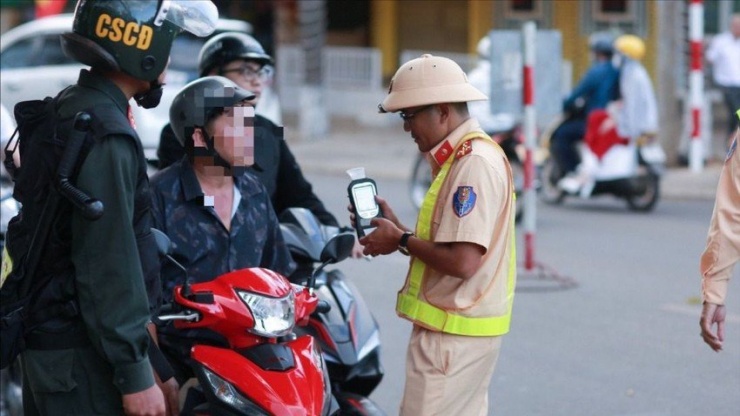 Người đàn ông dính nồng độ cồn mặc dù chỉ "nhấp nhấp" ly rượu đầu xuân. Ảnh: VT