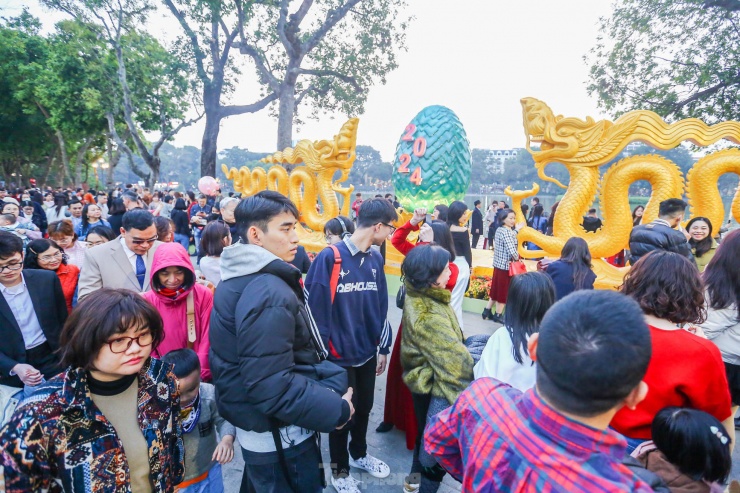 Khu vực có biểu tượng linh vật rồng nằm sát phố Đinh Tiên Hoàng thu hút rất đông người chụp ảnh.