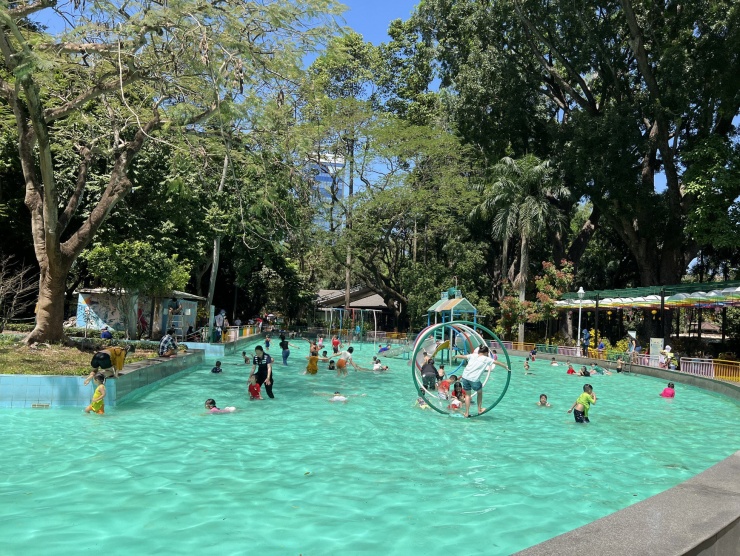 Thời tiết TPHCM nắng nóng, khu công viên nước trong Thảo Cầm Viên thu hút rất đông trẻ em đến giải nhiệt.