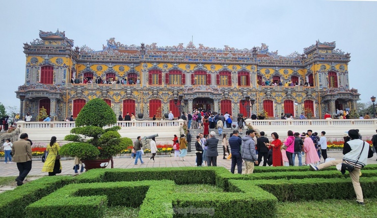 Đặc biệt, trong dịp Tết Nguyên đán năm nay, Trung tâm Bảo tồn Di tích Cố đô Huế (Trung tâm) đã cho mở cửa đón du khách tham quan điện Kiến Trung - ngôi cung điện đặc biệt của triều Nguyễn, sau khi hoàn thành trùng tu.