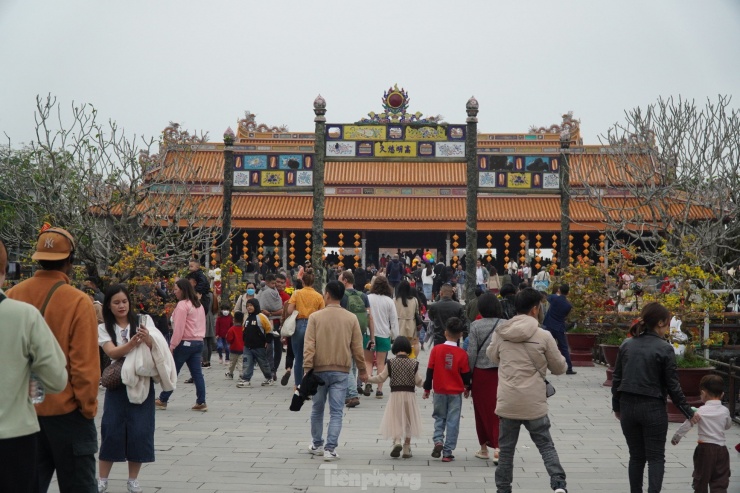 Hàng trăm du khách đi qua cầu Trung đạo, đến sân Đại triều để vào tham quan điện Thái Hòa và những cung điện khác.