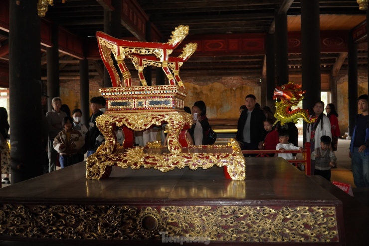 Ngai vàng triều Nguyễn được trưng bày tại điện Thái Hòa phục vụ du khách, dù ngôi điện đang trùng tu.
