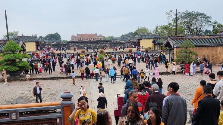 Sân Tả Vu, Hữu Vu sau lưng điện Thái Hòa nêm kín khách tham quan vào trưa mùng 2 Tết.