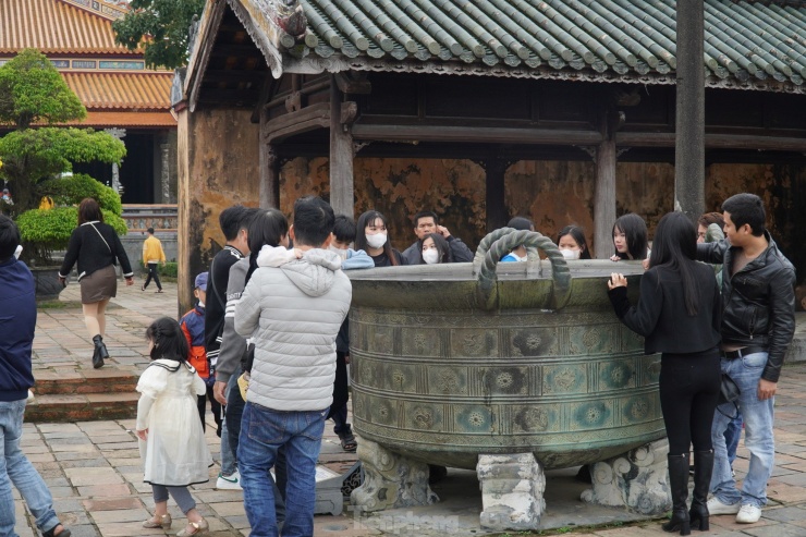 Giới trẻ bị thu hút bởi chiếc vạc đồng trưng bày tại sân nhà Tả Vu, Hữu Vu phía sau điện Thái Hòa.