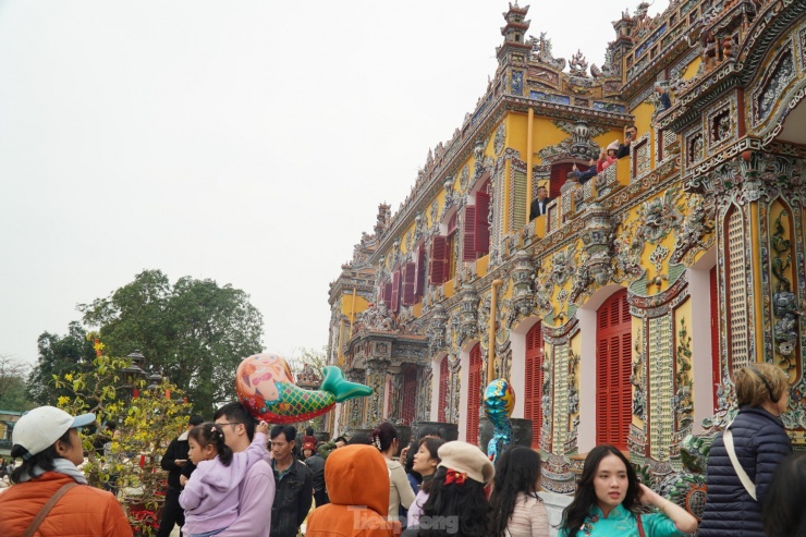 Điểm thu hút đông du khách nhất trong Đại nội Huế là điện Kiến Trung - ngôi điện đặc biệt này là nơi ở của gia đình nhà vua Bảo Đại, Hoàng hậu Nam Phương.