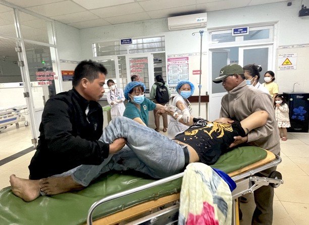 Bệnh viện Đa khoa tỉnh Gia Lai tiếp nhận nhiều trường hợp bị tai nạn do pháo hoa.