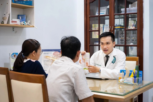 Bác sĩ Lê Vũ Tân tư vấn cho một cặp đôi về sức khỏe sinh sản