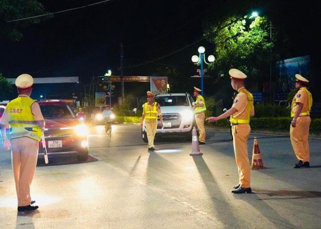 Lực lượng CSGT Công an tỉnh Nghệ An tăng cường kiểm tra, xử lý các lái xe vi phạm nồng độ cồn trong dịp Tết Nguyên đán