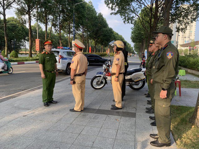Đại tá Ngô Xuân Phú, Phó Giám đốc Công an tỉnh Bình Dương, thăm hỏi, căn dặn lực lượng làm việc đêm giao thừa. Ảnh: CABD