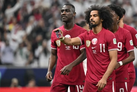 Sao Qatar "gây sốt" chung kết Asian Cup, ghi bàn rồi biểu diễn ảo thuật