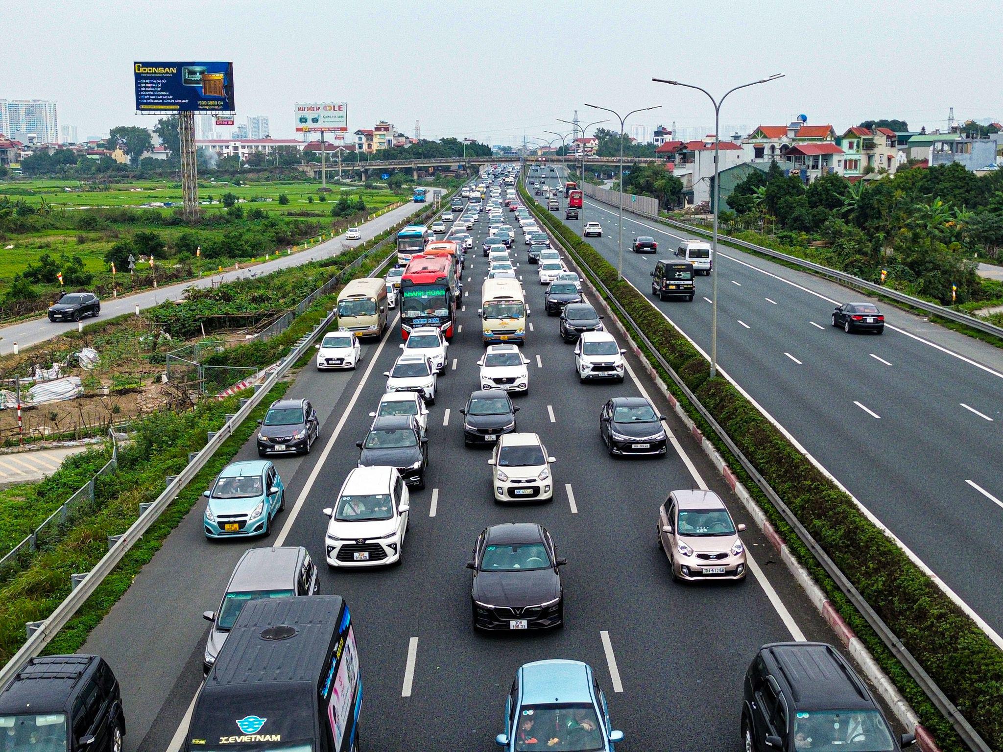 Ở một diễn biến khác, chiều cùng ngày, các tuyến đường hướng ra cửa ngõ phía Nam Hà Nội đã bắt đầu tăng lưu lượng xe cộ. Các phương tiện bị ùn ứ bắt đầu xảy ra trên tuyến vành đai 3 và cao tốc Pháp Vân - Cầu Giẽ.