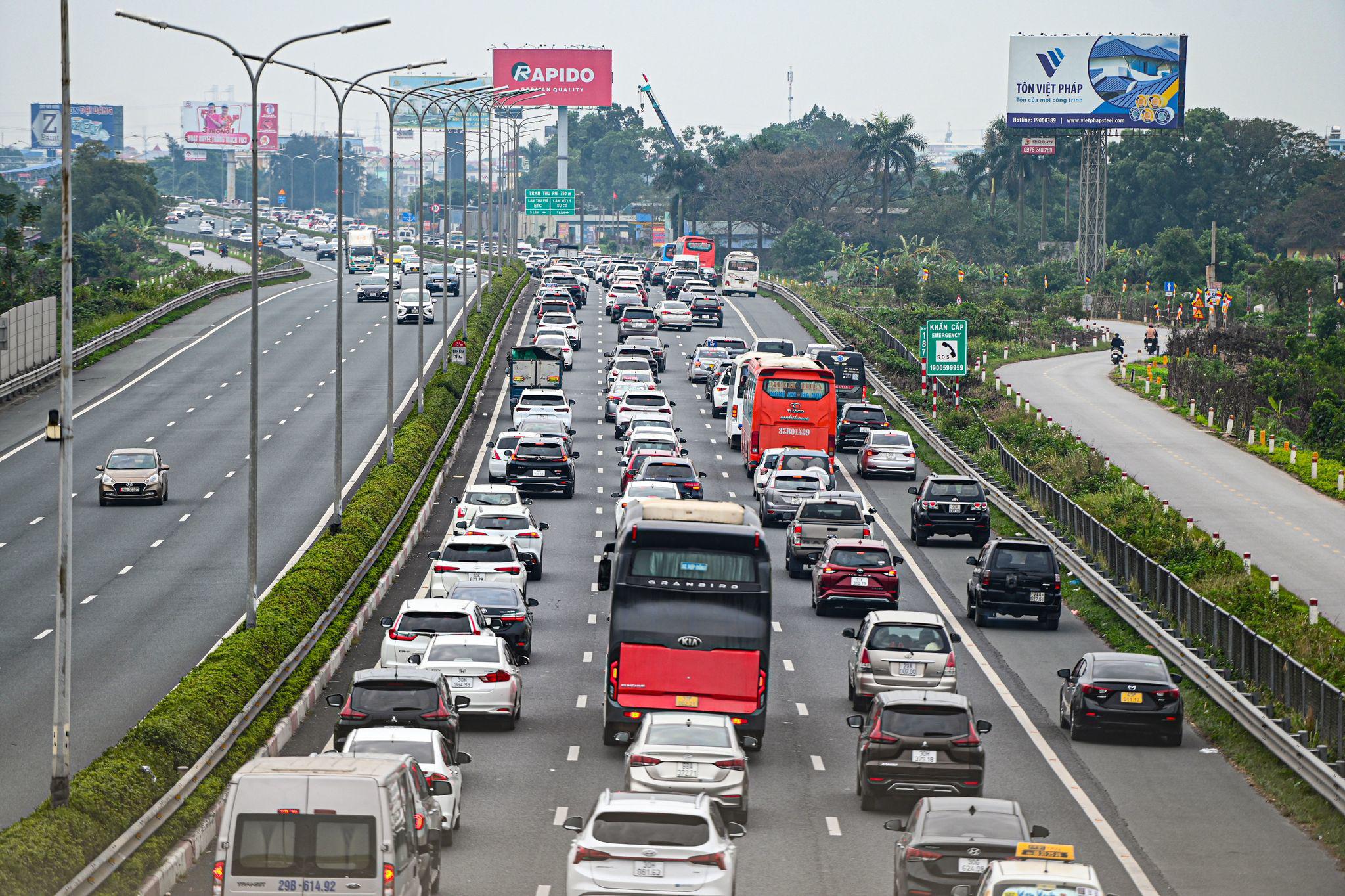 Nhiều phương tiện bất chấp đi vào làn dừng khẩn cấp do ùn ứ.