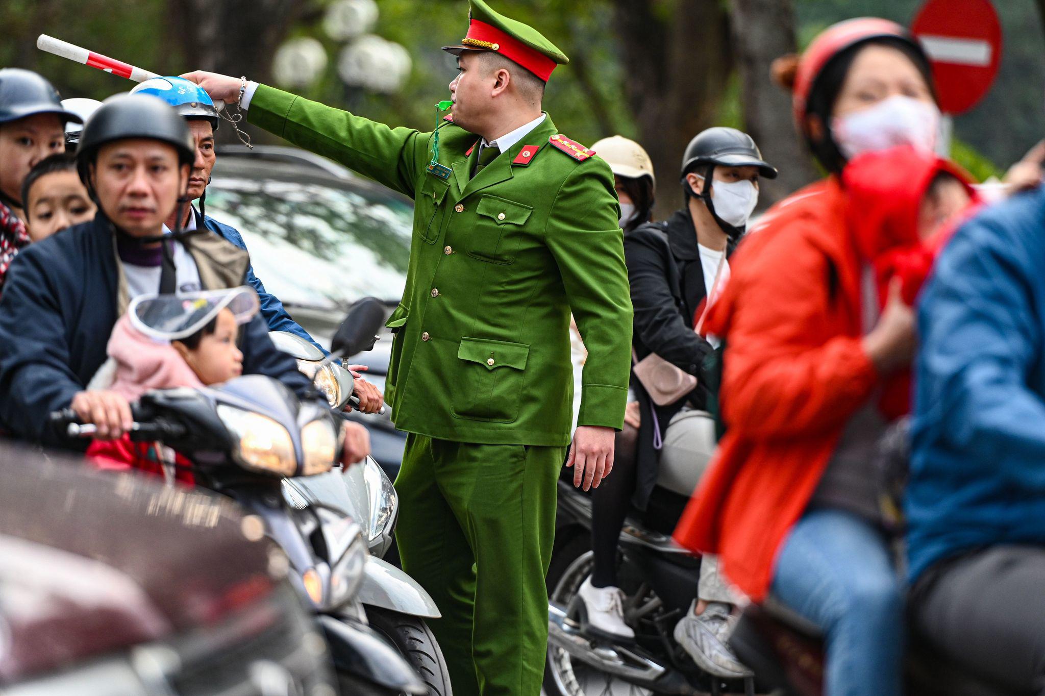 Lực lượng chức năng thuộc Công an quận Hoàn Kiếm (Hà Nội) phải ứng trực tại các nút giao để hướng dẫn, không để xe cộ xảy ra xung đột gây ùn tắc kéo dài.