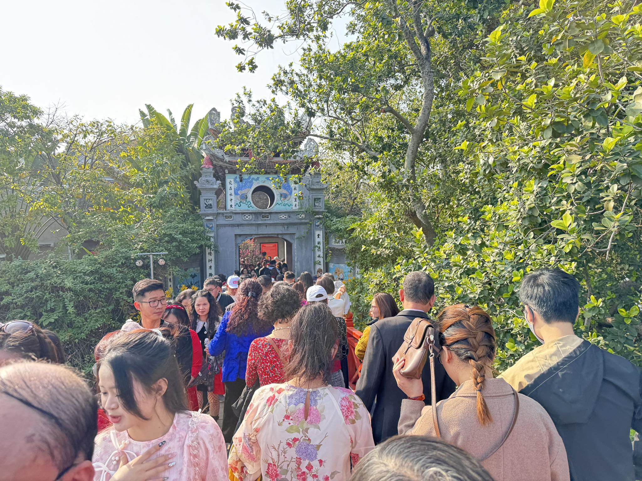 Người dân nhích từng chút một trên cầu Thê Húc để vào Đền Ngọc Sơn.
