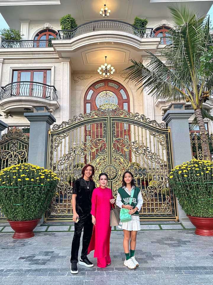 Vợ chồng Việt Hương đón Tết trong biệt thự 240 tỷ đồng