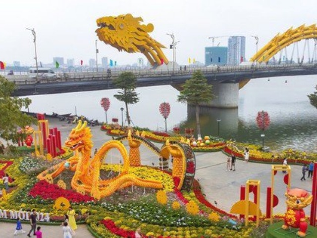 Du lịch - Đà Nẵng: Độc lạ linh vật rồng phun lửa phun nước, giới trẻ "lên đồ" dạo đường hoa