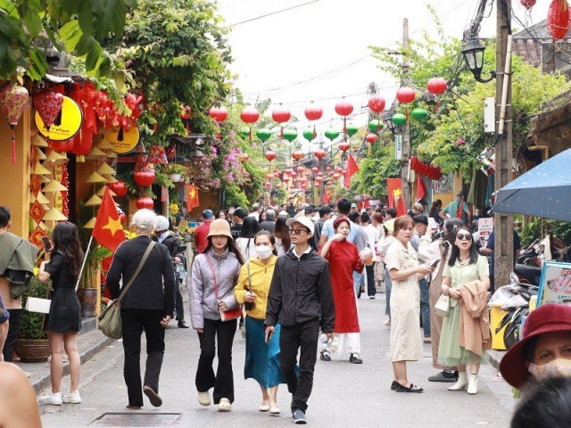 Tin tức trong ngày - Phố cổ Hội An ken đặc khách tham quan ngày Tết