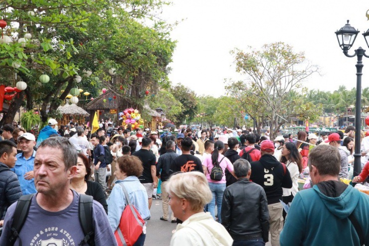Tuyến đường Bạch Đằng của phố cổ Hội An đông nghẹt du khách và người dân tham quan ngày mùng 2 tết.