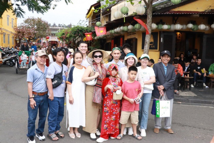 Gia đình anh Phạm Phú Cường (Quảng Ngãi) chụp ảnh lưu niệm tại phố cổ Hội An