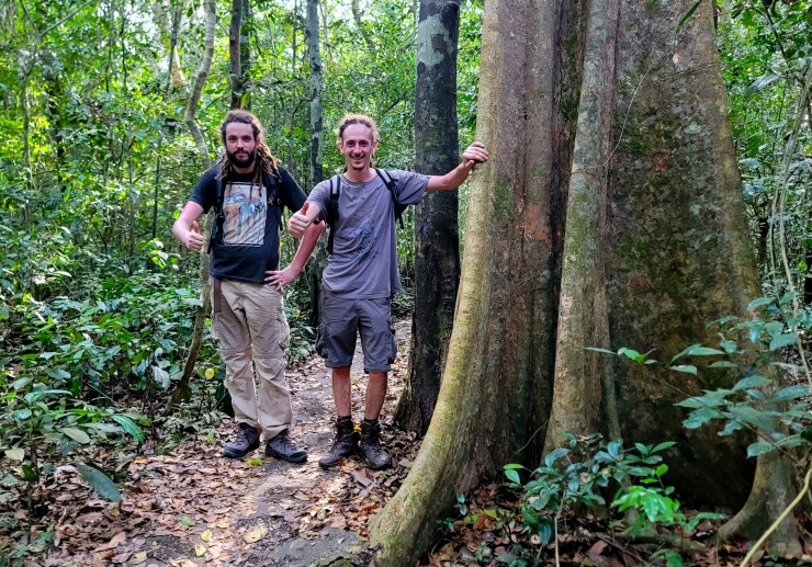 Trên đường trở về, tôi gặp được hai du khách đến từ New Zealand là Antoine và Rafael. Hai vị du khách chia sẻ cảm thấy rất ấn tượng với cung đường xuyên rừng này, cảm nhận được quyết tâm bảo vệ 