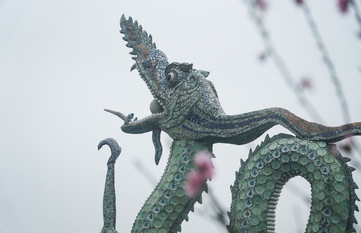 Năm 2012, cặp rồng đã được di dời công trình về Hồ Tây, đoạn đầu đường Nguyễn Hoàng Tôn, đối diện phủ Tây Hồ.