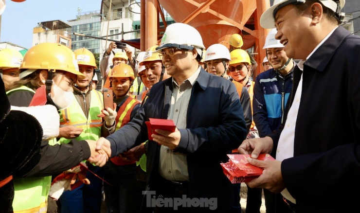 Thủ tướng Chính phủ Phạm Minh Chính và Chủ tịch Hà Nội Trần Sỹ Thanh chúc Tết cán bộ, công nhân, người lao động trên công trình.
