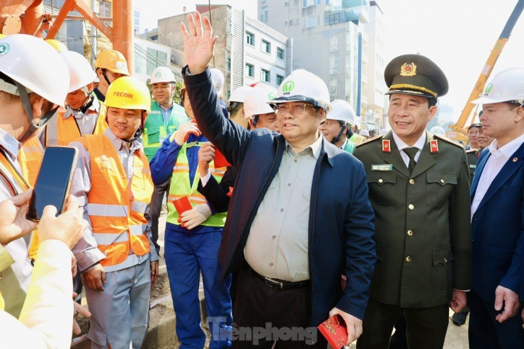 Thủ tướng thăm, chúc Tết người lao động làm việc xuyên Tết ở dự án đường sắt đô thị - 6