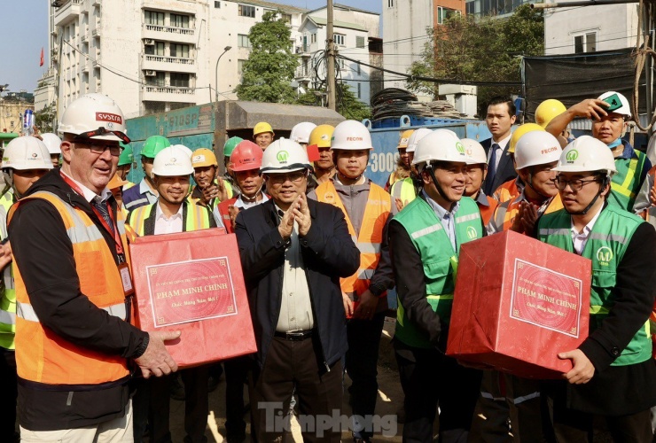 Thủ tướng tặng quà động viên các cán bộ, công nhân thực hiện dự án.