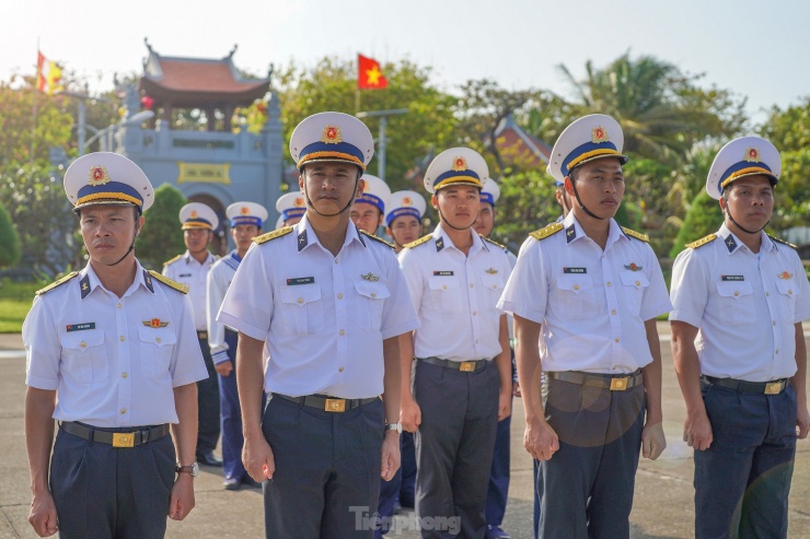 Các cán bộ chiến sĩ nghiêm trang tuyên thệ.