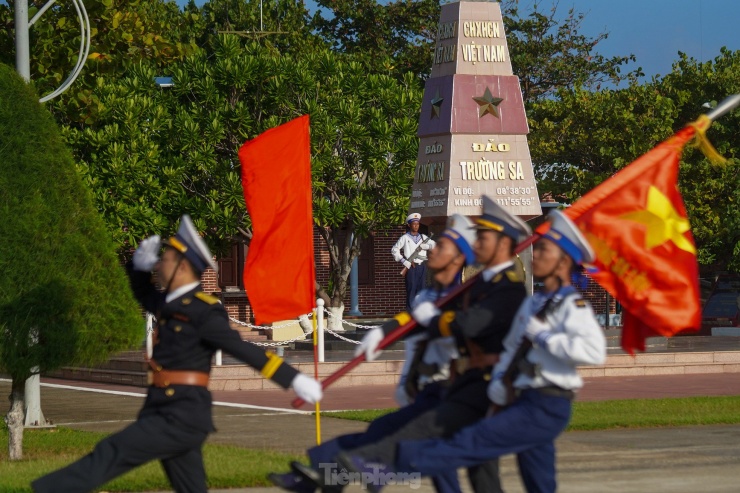 Những bước chân hào hùng duyệt binh qua cột mốc chủ quyền Trường Sa.