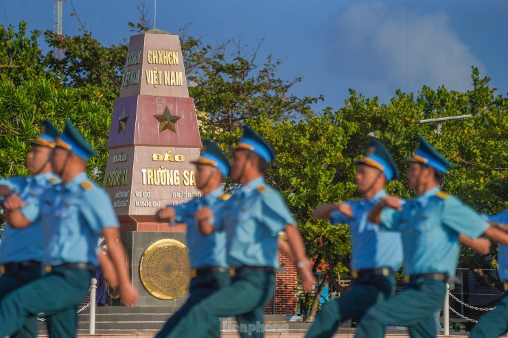 "Đôi mắt tôi đỏ hoe, ngấn lệ, chực trào cảm xúc khi chứng kiến giây phút thiêng liêng trên quần đảo mà ai cũng mong một lần trong đời đặt chân đến", một thành viên trong đoàn công tác xúc động.