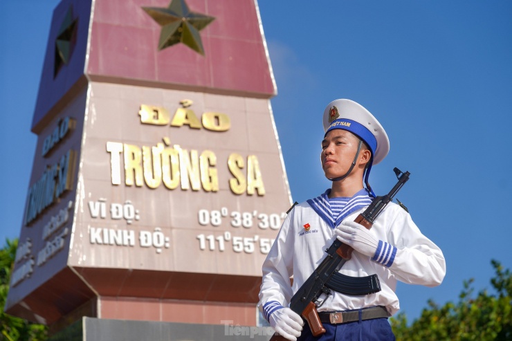 Hình ảnh thiêng liêng giữa biển trời Tổ quốc Việt Nam.