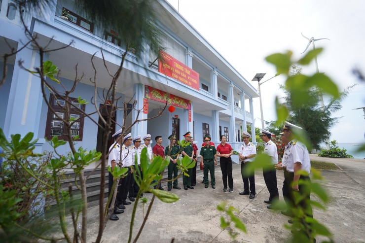 Trung tâm Dịch vụ Hậu cần Kỹ thuật đảo Trường Sa là nơi hỗ trợ các nhu cầu về nhiên liệu, thực phẩm... cho bà con ngư dân.