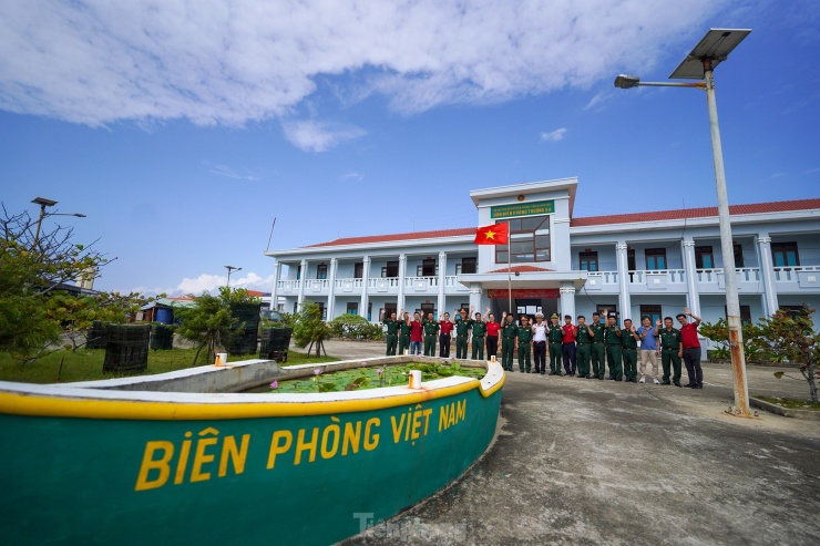 Ở vùng đất giữa trùng khơi của Tổ quốc, cán bộ, chiến sĩ Đồn Biên phòng Trường Sa, Bộ đội Biên phòng Khánh Hòa luôn đoàn kết, thống nhất khắc phục mọi khó khăn, thử thách, phát huy bản lĩnh chính trị, huấn luyện nghiệp vụ, thực hiện thắng lợi mọi nhiệm vụ được giao. Những người lính mang quân hàm xanh thường xuyên phối hợp chặt chẽ với quân và dân trên đảo Trường Sa bảo vệ vững chắc chủ quyền biển, đảo, hỗ trợ ngư dân khai thác hải sản.