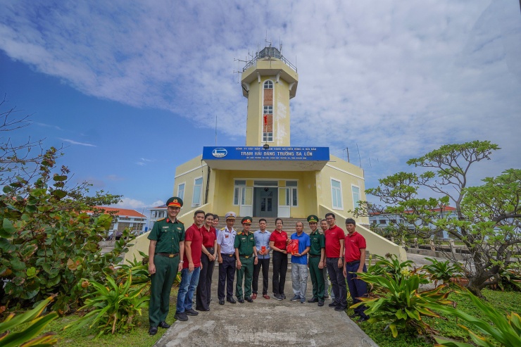 Hải đăng Trường Sa Lớn có chiều cao hơn 14m, được sơn màu vàng. Trạm hải đăng trước còn có tên gọi khác là Nhà đèn đảo Trường Sa Lớn. Hải đăng Trường Sa Lớn được xây dựng năm 2009 giúp định hướng cho tàu thuyền hoạt động trong vùng biển Trường Sa.