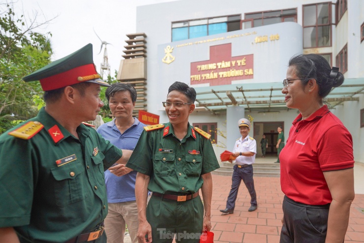 Đoàn công tác thăm hỏi cán bộ, chiến sĩ quân y tại trung tâm y tế thị trấn Trường Sa.