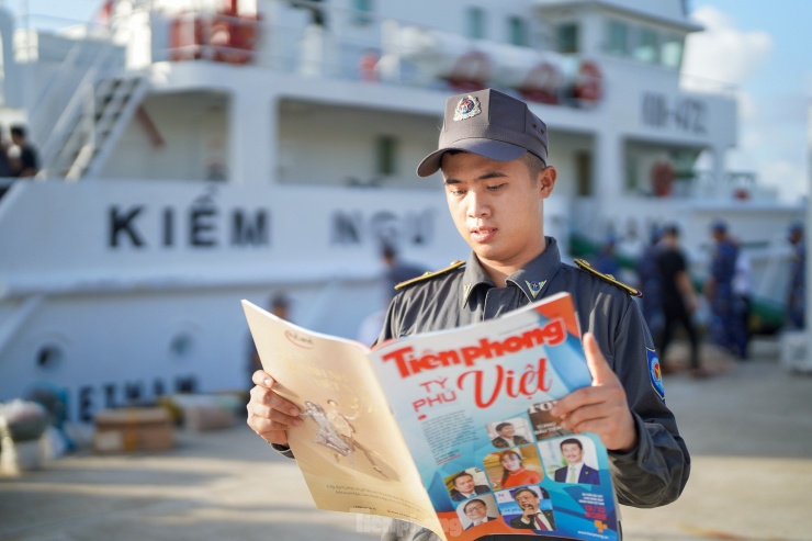 Ấn phẩm Tiền Phong đến với chiến sĩ thuộc lực lượng Kiểm ngư Việt Nam. Trong ảnh: Chiến sĩ tàu Kiểm ngư 472 tranh thủ lướt qua ấn phẩm Tiền Phong vừa được tặng sau khi hoàn thành nhiệm vụ đưa đoàn công tác lên đảo Trường Sa Lớn.