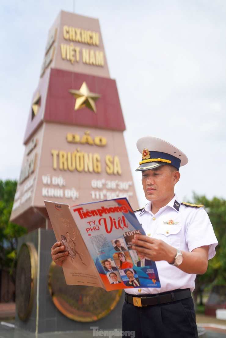 Ấn phẩm Tiền Phong đến với các chiến sĩ trên quần đảo Trường Sa. Trên các đảo, những ấn phẩm, sách báo rất có ý nghĩa đối với các cán bộ, chiến sĩ.