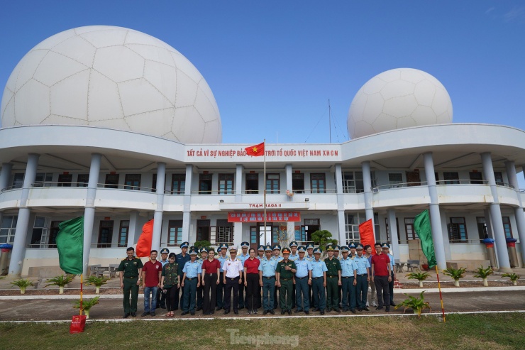 Đoàn công tác thăm "đôi mắt" của đảo Trường Sa Lớn.