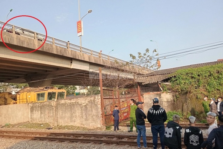 Vị trí chiếc ôtô và xe máy va chạm trên cầu (khoang đỏ) và nơi 2 cô gái bị tông văng khỏi cầu vượt rơi xuống đất. Ảnh: Tuấn Minh