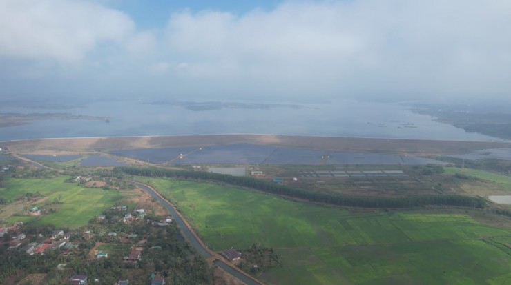 Đây là hồ chứa lớn nhất Đắk Lắk và lớn thứ hai ở Tây Nguyên. Không chỉ phục vụ mục đích thủy lợi, đập chứa nước Krông Buk Hạ còn đáp ứng nhu cầu du lịch, trải nghiệm của người dân.