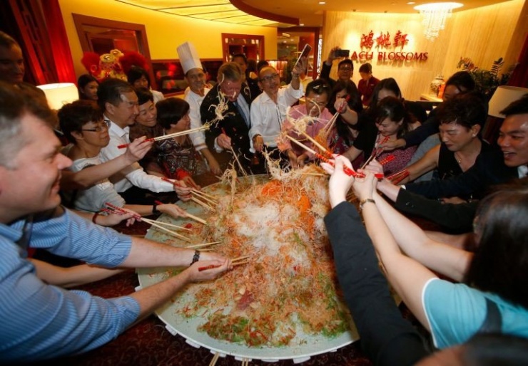 Thưởng thức đĩa gỏi cá nặng 88kg (194lb) trong bữa tối Tất Niên ở Singapore.