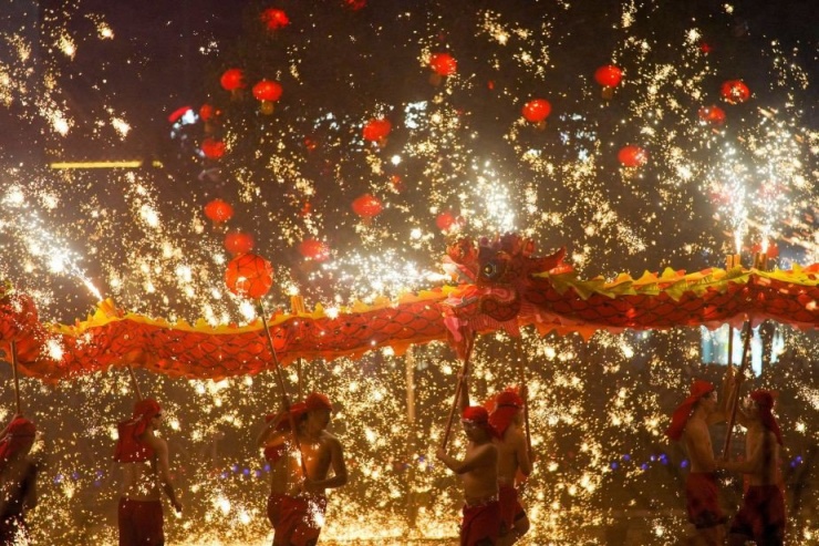 Lễ hội múa rồng lửa công phu được tổ chức vào mỗi đầu năm Âm lịch tại Trung Quốc.