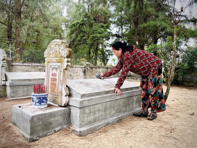 Bà Nguyễn Thị Mai - người trông coi nghĩa địa cá voi gần 30 năm nay