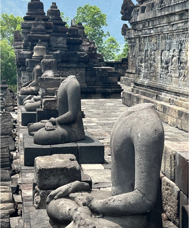 Các tượng Phật bị mất đầu tại chùa. Ảnh: Penny Watson